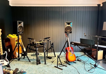 musikkinstrumenter i et rom.