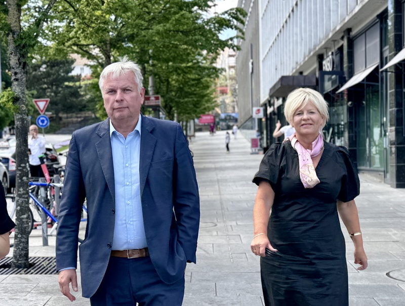 Njål Skår, regionsdirektør i Sparebank Vest, og Karen Nilsen, banksjef i Sparebanken Vest.