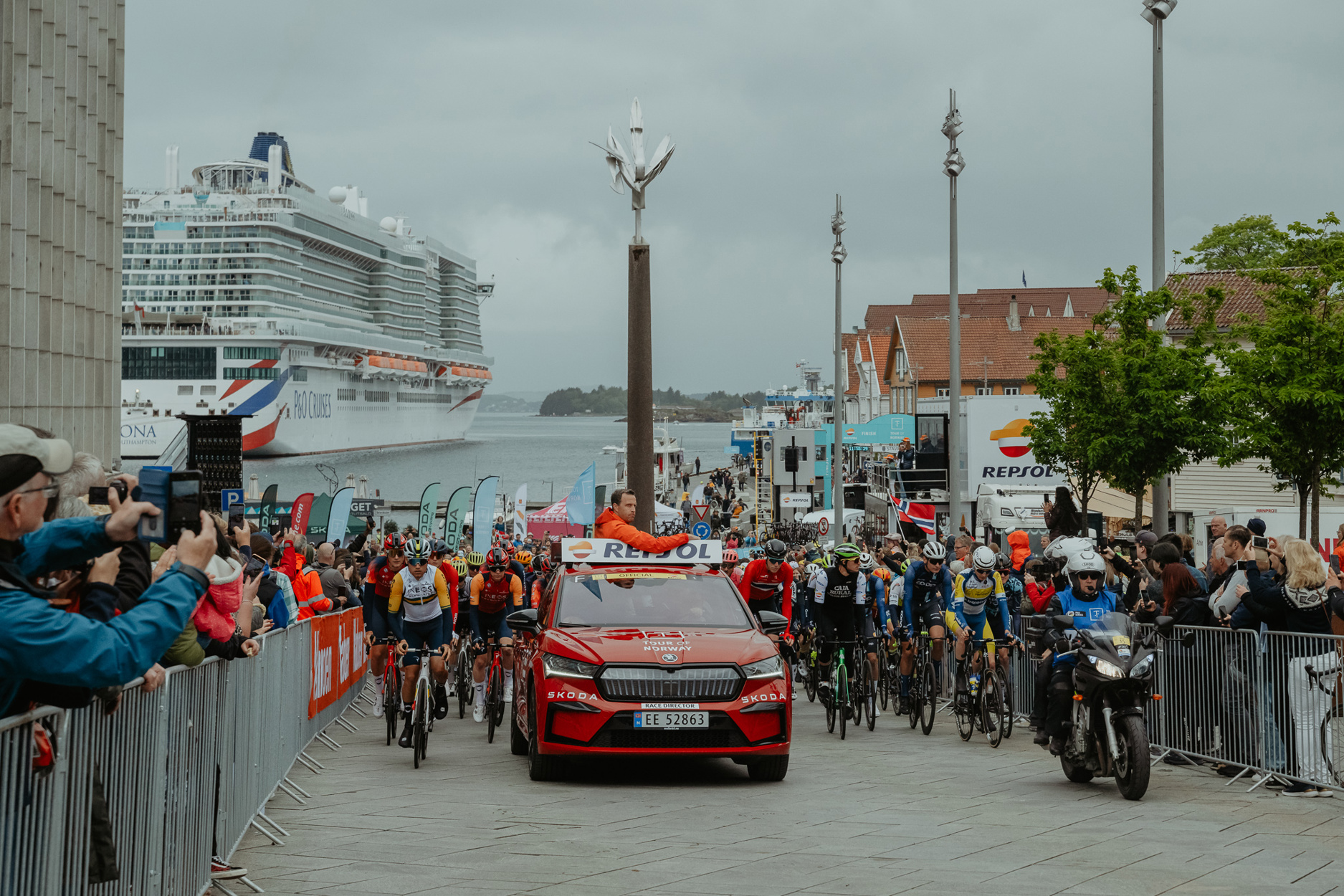 Startfeltet på Tour of Norway. Mange syklister i Kongsgårdbakken.