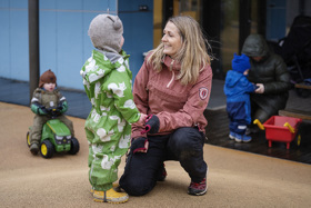 En ansatt i barnehage i Stavanger sammen med et barn. 