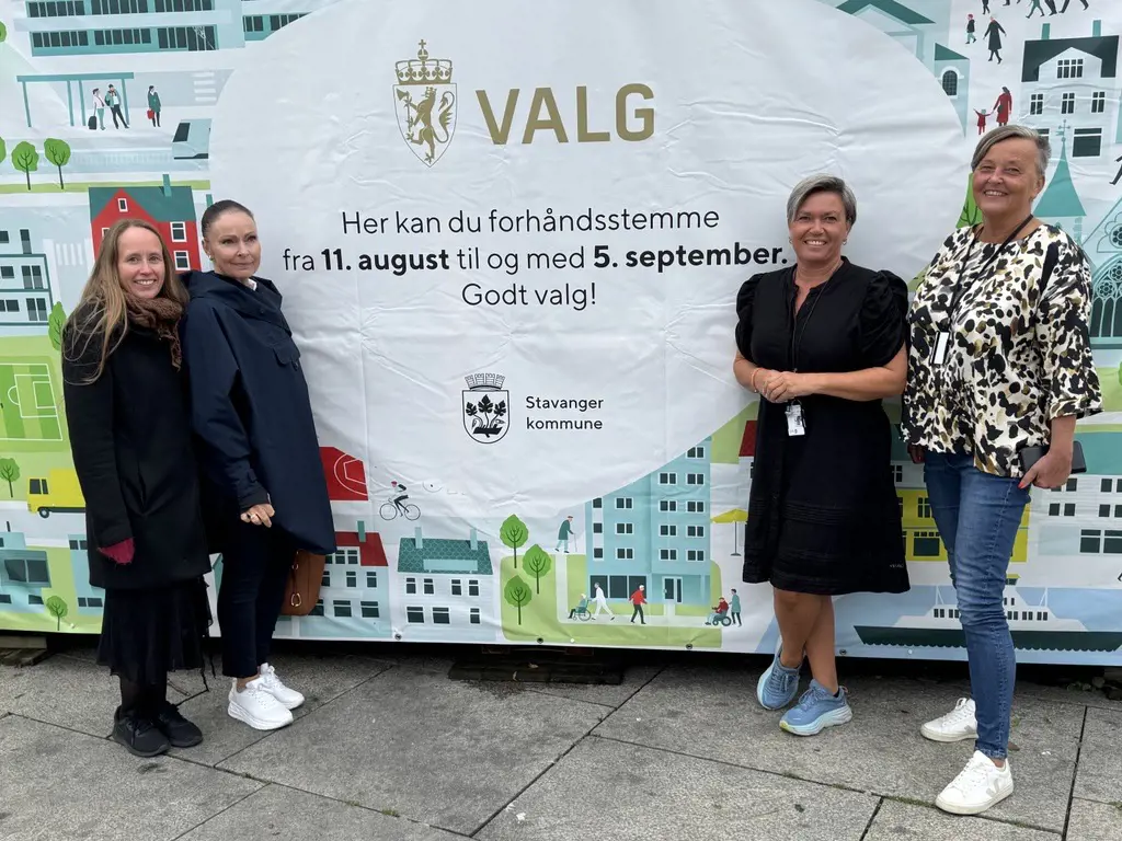 Denne gjengen har ansvaret for å gjennomføre stortingsvalget i Stavanger kommune. Fra venstre: Randi-Merete Lode, Ine-Charlotte H. Aarsund og Martha Rødde. Valgmedarbeidere i Stavanger kommune foran valgbrakken. Fra venstre: Randi-Merete Lode, Ine-Charlotte H. Aarsund og Martha Rødde.