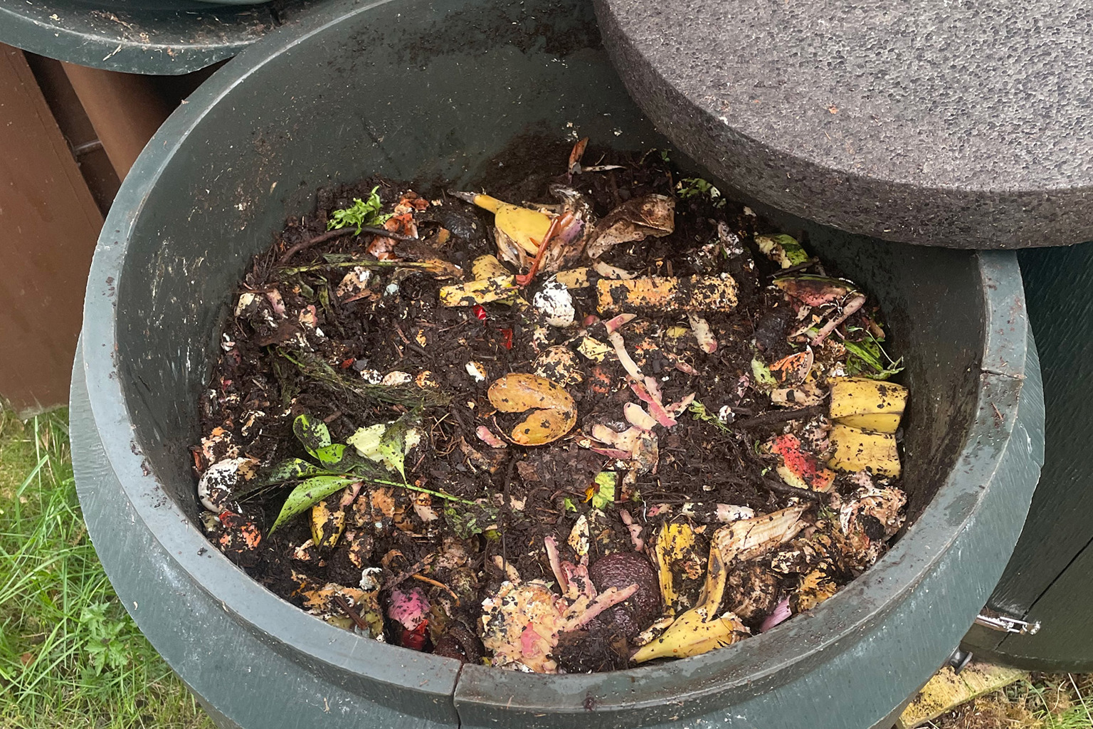 Kompostbinge med mat- og hagevfall