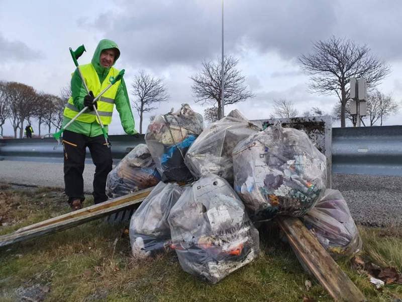 Hogne Kile og Clean Shores plukker flere tonn med søppel hvert år.  Hogne kile plukker søppel en kald og våt høstdag. Foto: Clean Shores 