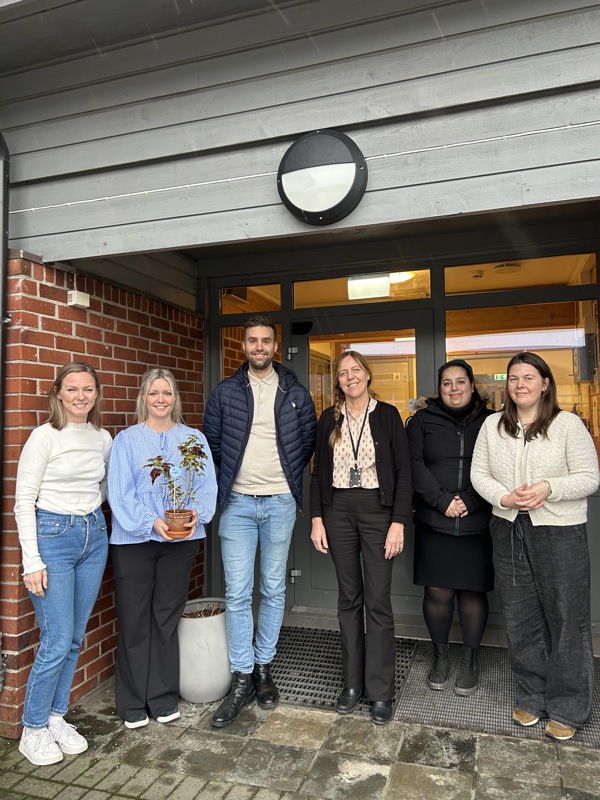 Tonje Lütcherath, Charlotte Eriksen og Andre Finnerud fra Bekkefaret aktivitetssenter, miljøvernsjef Jane Nilsen Aalhus, Karen Roya Afradi og June Lima fra ombrukslageret