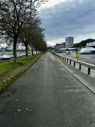 Betongfundament langs Consul Sigval Bergesens skiller myke trafikanter og biltrafikk